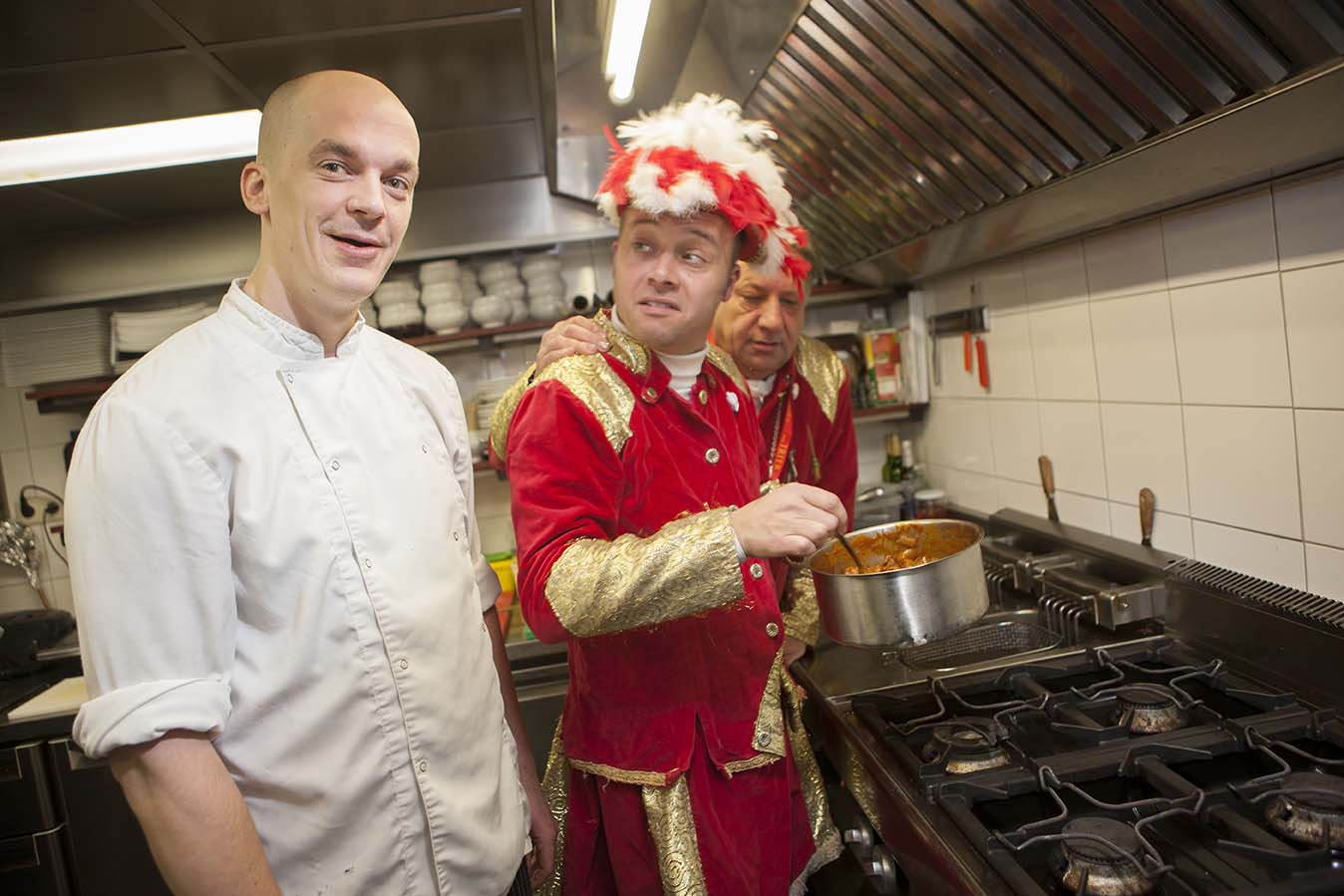 DansMari Jeroen krijgt kookles vam Michel Suurs, Chef bij Cafe Bar le duc