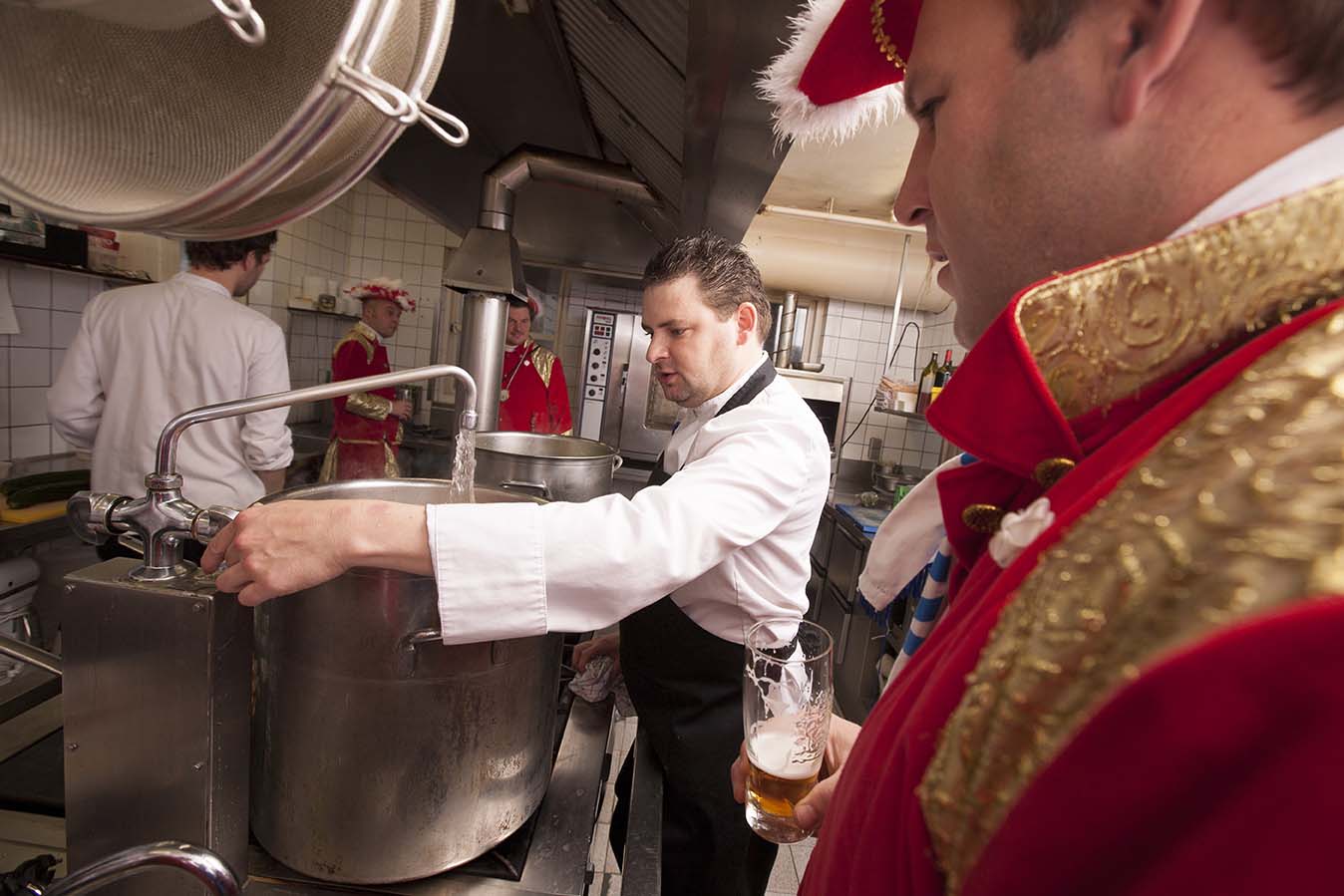 Chef kok Levi Janssen van Restaurant LUX kookt met de DansMari's mooi gerecht voor