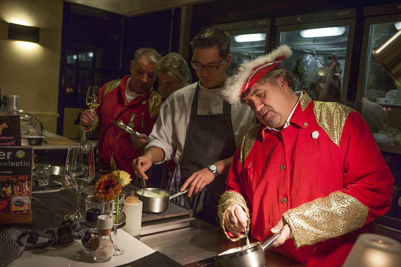 DansMari Sjef met Nicky Shee in keuken van ff Swanjee