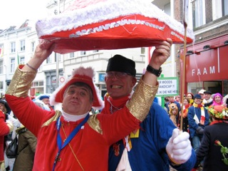 Piet Lathouwers (Die ouwe goeie Peer van Oeteldonk) past die DansMari-pet ook!