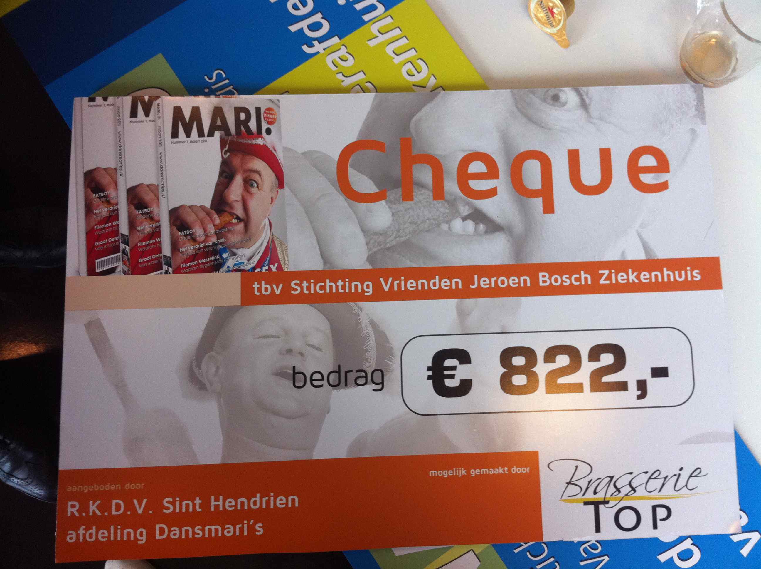 Dansmari's doneren opbrengst veiling 1e exemplaar MARI. aan kinderafdeling Jeroen Bosch Ziekenhuis