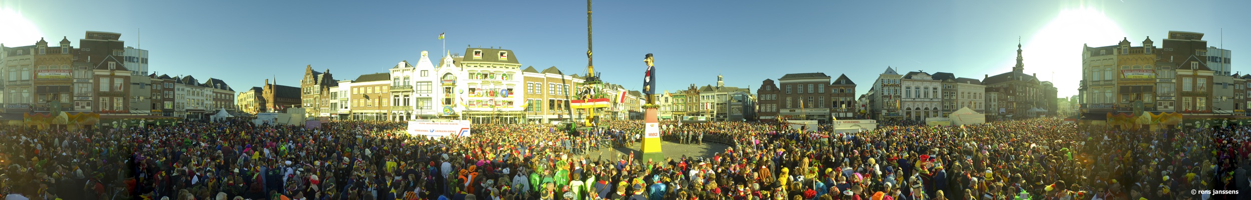 Oeteldonk Panorama foto onthulling Knillis, zoek de Dansmari's tussen het publiek