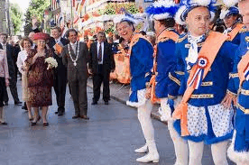 Koningin Beatrix is onder de indruk van Dansmari optreden