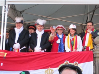 Notabelen van Oeteldonk op het Bordes met Cora van Mora en Dansmari!