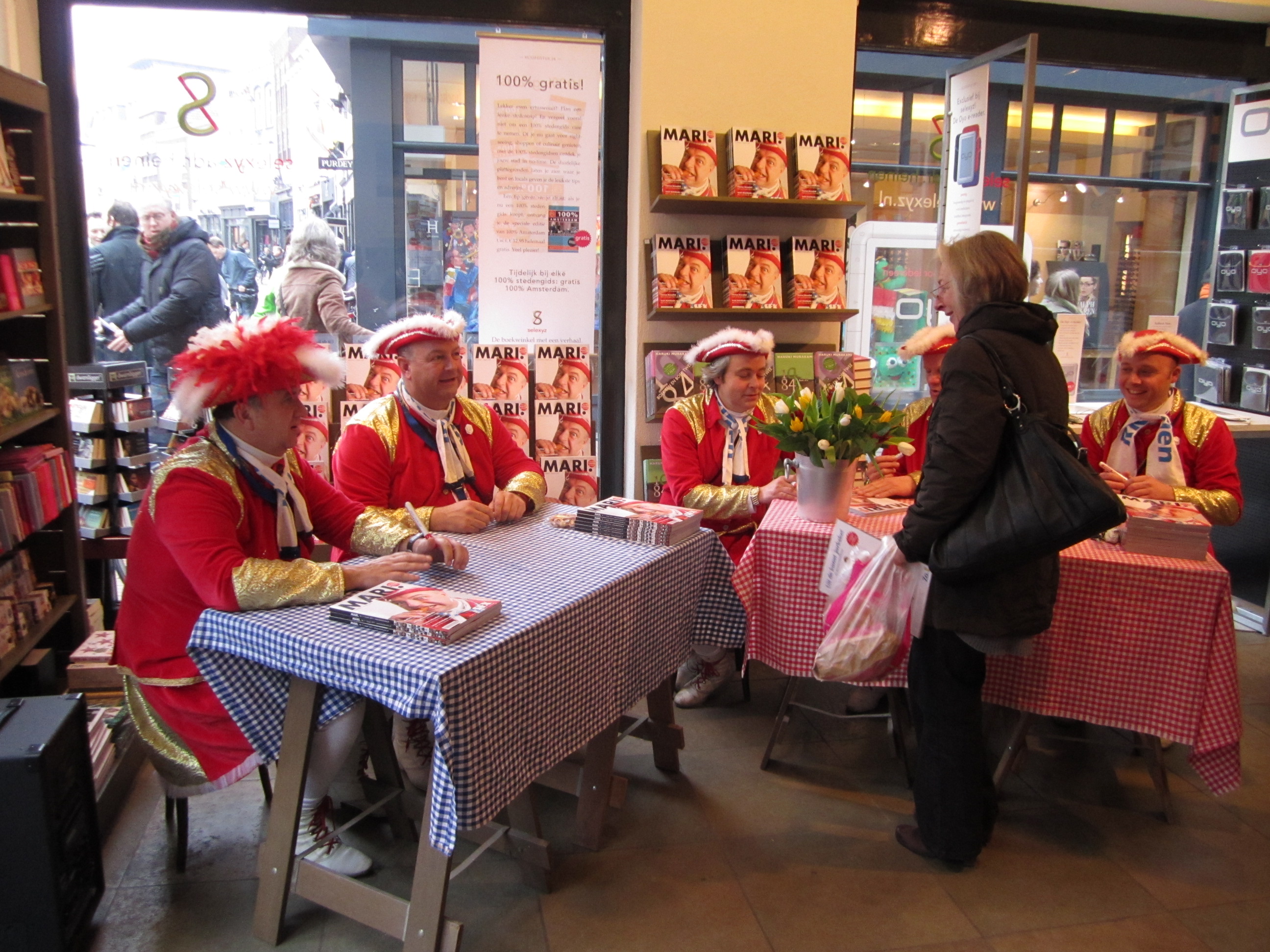 Signeersessie Dansmari's in Boekhandel Heinen te Oeteldonk